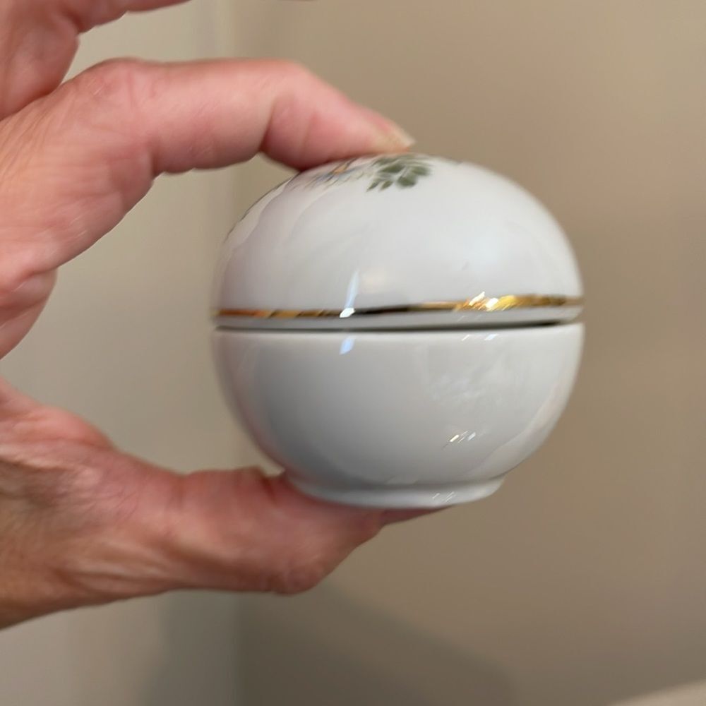 1980 Designers Collection Butterfly & Rainbow Design Egg-Shaped Trinket Box - Picture 15 of 16